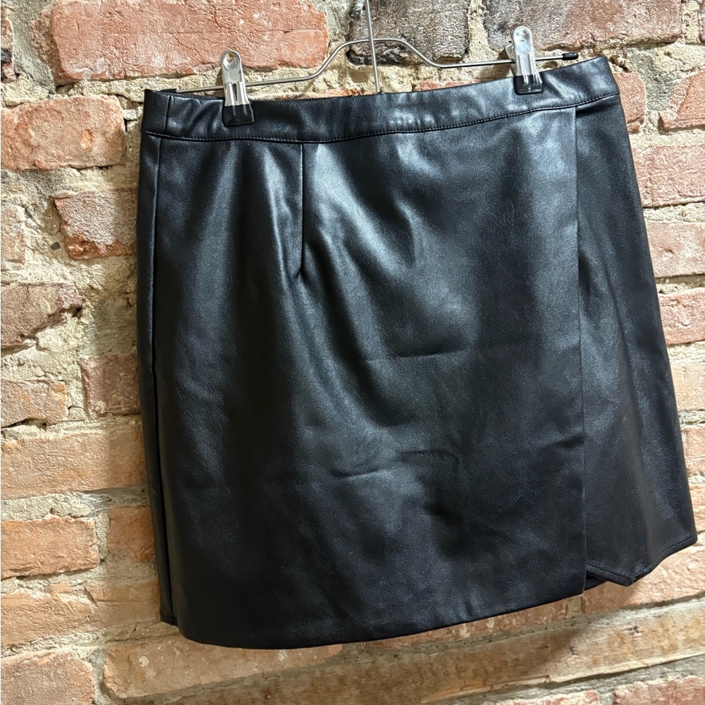 Sadie & Sage pleather mini skirt